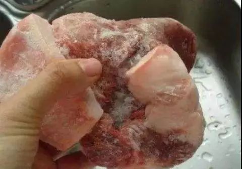 不管冻多硬的肉，只要滴上几滴它，分分钟就可以解冻去腥 !