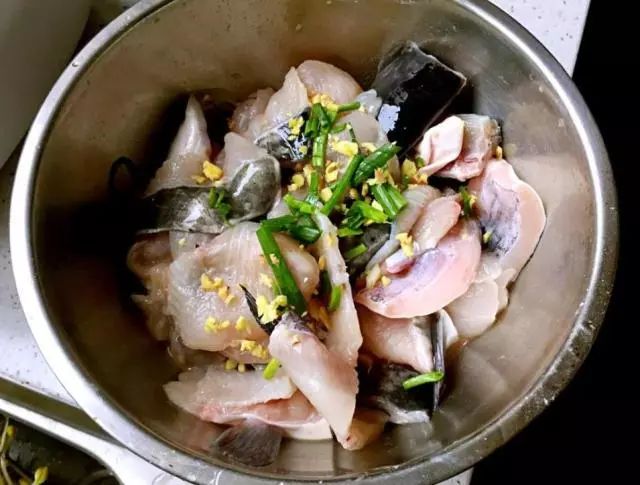 煎鱼时，可别直接下油锅，牢记这3招，鱼不破皮不粘锅，没腥味