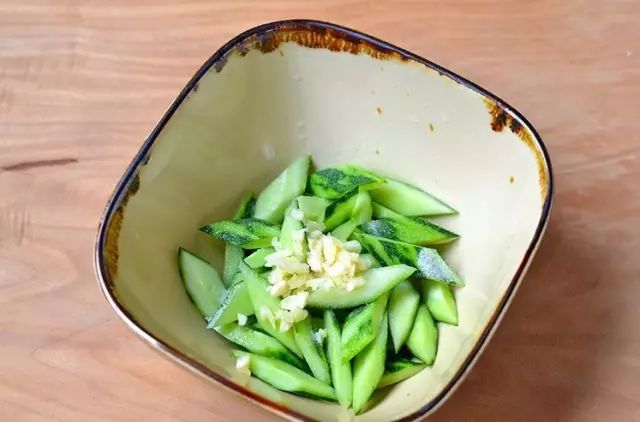 5毛钱的黄瓜，5分钟做一盘特色菜，吃起来嘎嘣嘎嘣脆！