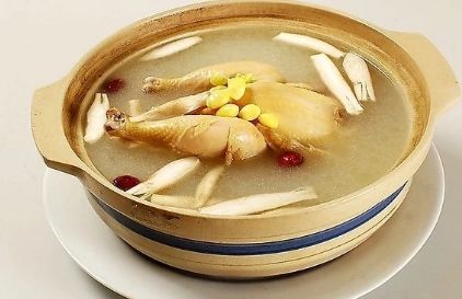 炖鸡汤时，别直接下锅炖，教你一个窍门，鸡汤鲜美浓郁，鸡肉嫩滑