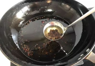 做花椒油时，最忌直接下锅炸，多加1步，花椒油又香又麻还不发苦