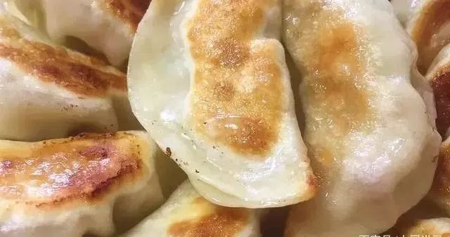 煎饺子时学会这几个技巧，饺子金黄酥脆还好吃，非常简单！