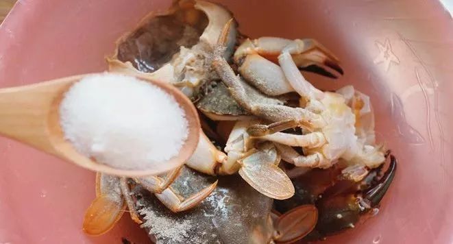 螃蟹别再清蒸，这一锅吮指香辣蟹好吃到爆！