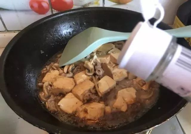 蘑菇肉丝烧豆腐，补钙美味两不误！