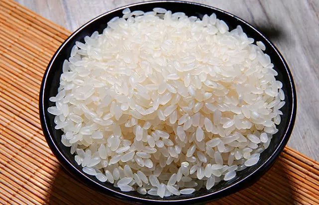 买大米时，长粒米和圆粒米到底有啥区别？很多人不知道，涨知识了