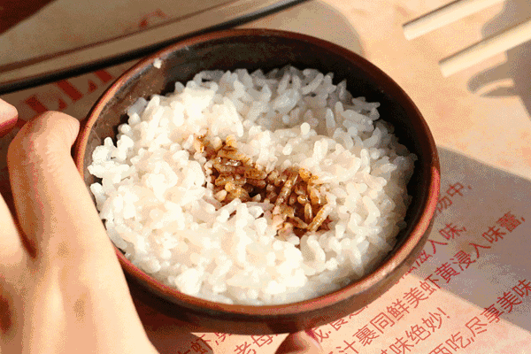 蒸煮米饭有窍门，学会这样做，米饭松软又香甜还不粘锅