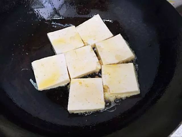 鸡蛋煎豆腐，松软鲜嫩，简单几步出锅，全家抢着吃！