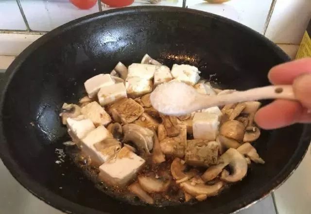 蘑菇肉丝烧豆腐，补钙美味两不误！