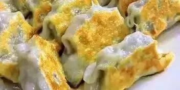 煎饺子时学会这几个技巧，饺子金黄酥脆还好吃，非常简单！