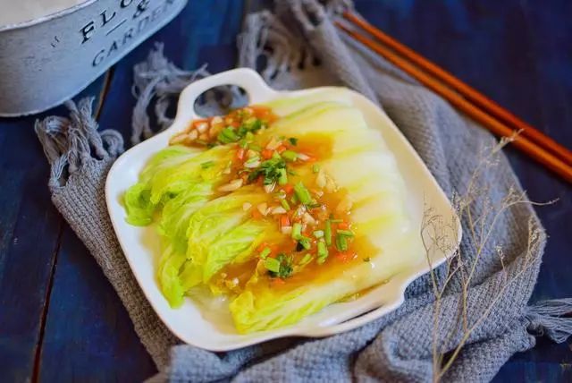 腐竹焖五花肉，肥而不腻的新吃法，吃过一次还想再吃的菜，试试吧