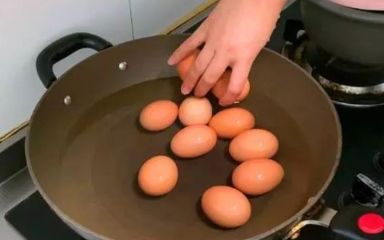煮鸡蛋时，万万别直接加水煮，多加这1步，壳一碰就掉，又香又嫩