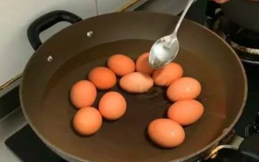 煮鸡蛋时，万万别直接加水煮，多加这1步，壳一碰就掉，又香又嫩