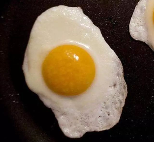 煎鸡蛋时，万万别只会加油，多加一点它，鸡蛋香嫩更好吃