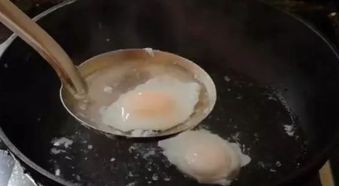 水煮荷包蛋时，水开下锅是错的，多加这1步，鸡蛋圆嫩还不散花