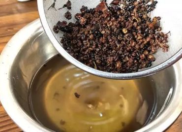 做花椒油时，最忌直接下锅炸，多加1步，花椒油又香又麻还不发苦