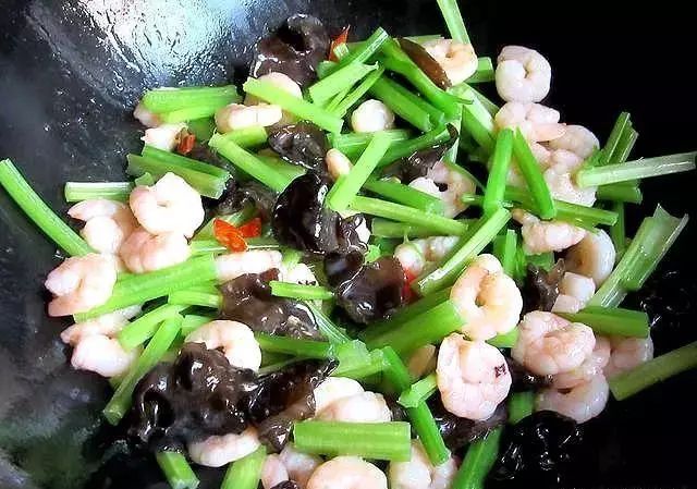 大厨教你芹菜最好吃的做法，搭配虾仁炒出来，味道鲜美又好学