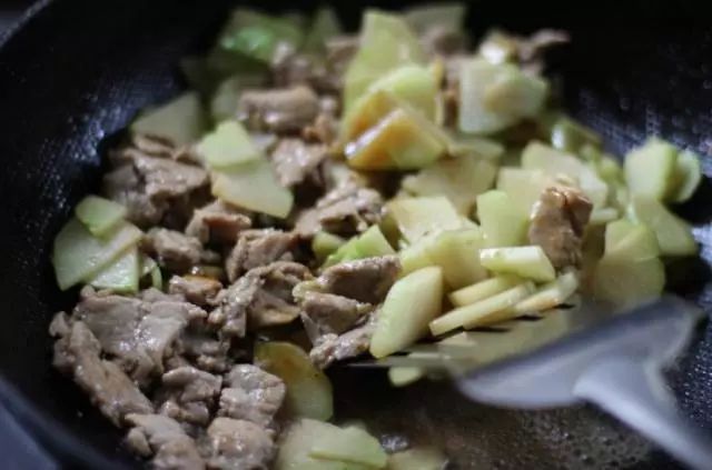 大厨教做肉片炒佛手瓜，家常简单又美味，好吃又不腻