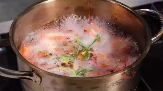 做水煮虾时，冷水下锅还是开水下锅？总有人做错，难怪又老又腥