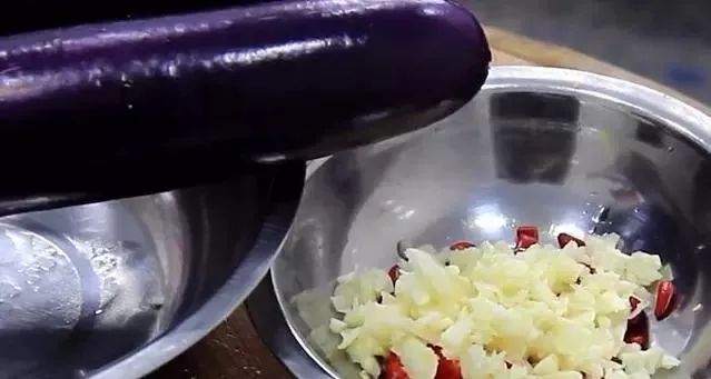 教你做一道蒜泥茄子，简单方便还省时，做出来比炒着都好吃！