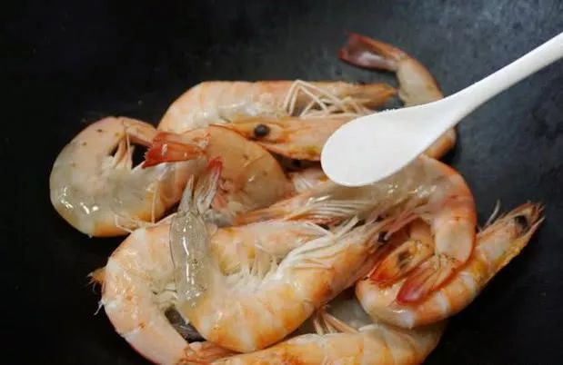 鲜虾，用水煮是不对的，学会渔民这招，鲜味不流失，特别简单