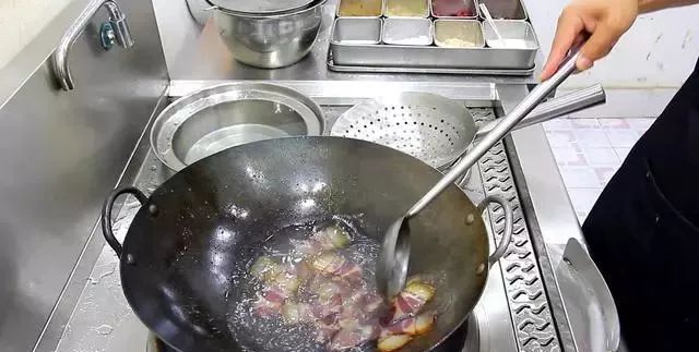 干锅腊肉这样做，配上香干，3分钟就能做一锅，越吃越香下饭快