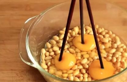 黄豆别做豆浆了，打3个鸡蛋，筷子搅一搅，做出营养美味的早餐饼