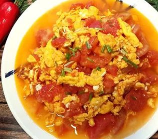 做西红柿炒蛋时，很多人第一步就错了，难怪炒出来难看还有蛋腥味