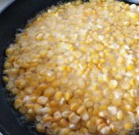 玉米别再水煮了，加点淀粉搅一搅，出锅孩子抢着吃，还能护眼睛
