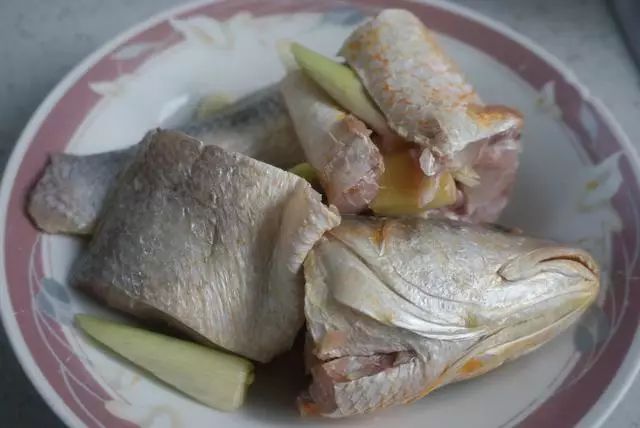 农村最简单的炖鱼方法，配料简单，没腥味，上桌抢着吃