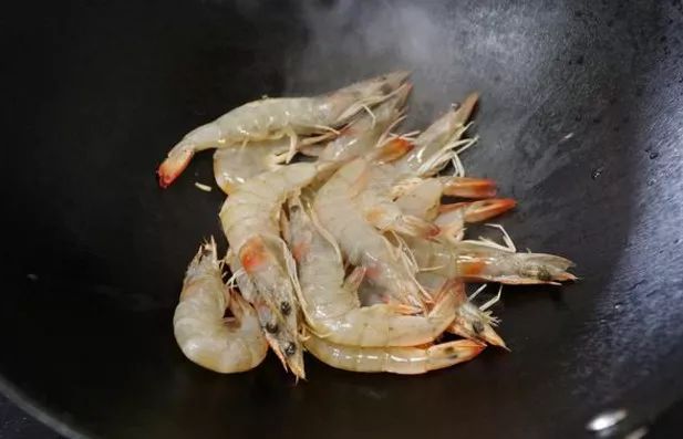 鲜虾，用水煮是不对的，学会渔民这招，鲜味不流失，特别简单