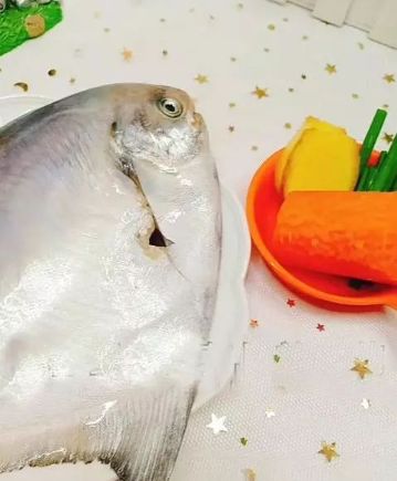 超鲜美的清蒸鲳鱼，有营养做法又简单，一学就会！