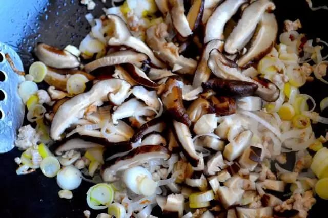 香菇的8种美味做法，香的连盘子都能舔了！