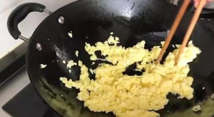 黄瓜别再直接炒着吃，加2个鸡蛋1个菜椒，不蒸不烤不炸，比肉还香