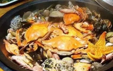 蒸海鲜时不要直接上锅蒸，少了这一步，海鲜又腥又老不好吃！