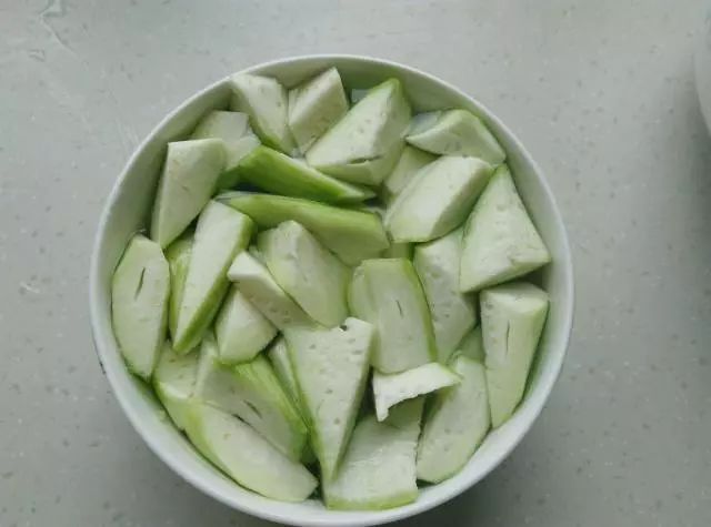 烹饪丝瓜时，多加一点它，丝瓜不发黑，炒出来青绿有食欲