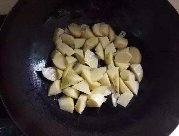 土豆这样烧太香了，好吃入味又快手，比土豆丝好吃百倍！