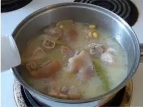猪蹄这么做！美眉最爱的滋补养颜汤，黄豆猪蹄汤