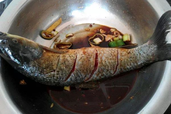做清蒸鱼，最忌讳“这味调料”，否则鱼肉又柴又腥，难以下咽