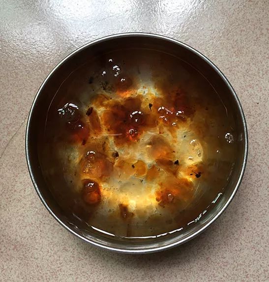 桃胶银耳莲子汤，汤水胶质满满，入口即化！