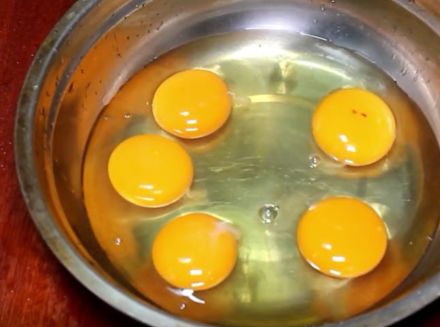 正宗的韭菜炒鸡蛋做法，鸡蛋滑嫩，韭菜不老不出水，越吃越过瘾