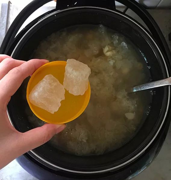 桃胶银耳莲子汤，汤水胶质满满，入口即化！