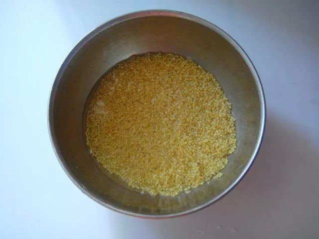 用小米蒸出来的排骨，简单好做，营养翻倍！分分钟吃光！