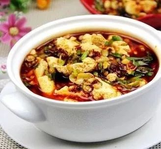 来一碗嫩滑暖胃的豆花，驱散一整个早晨的寒气！