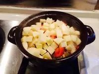 慢火煲出好滋味：香浓绵软的砂锅牛腩烧土豆