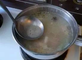 猪蹄这么做！美眉最爱的滋补养颜汤，黄豆猪蹄汤