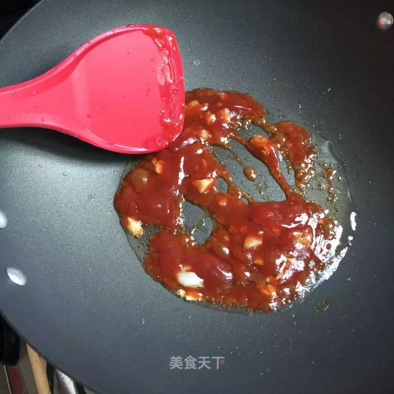 茄酱焖虾：壳酥肉嫩，酸甜可口，一人能吃一大盘