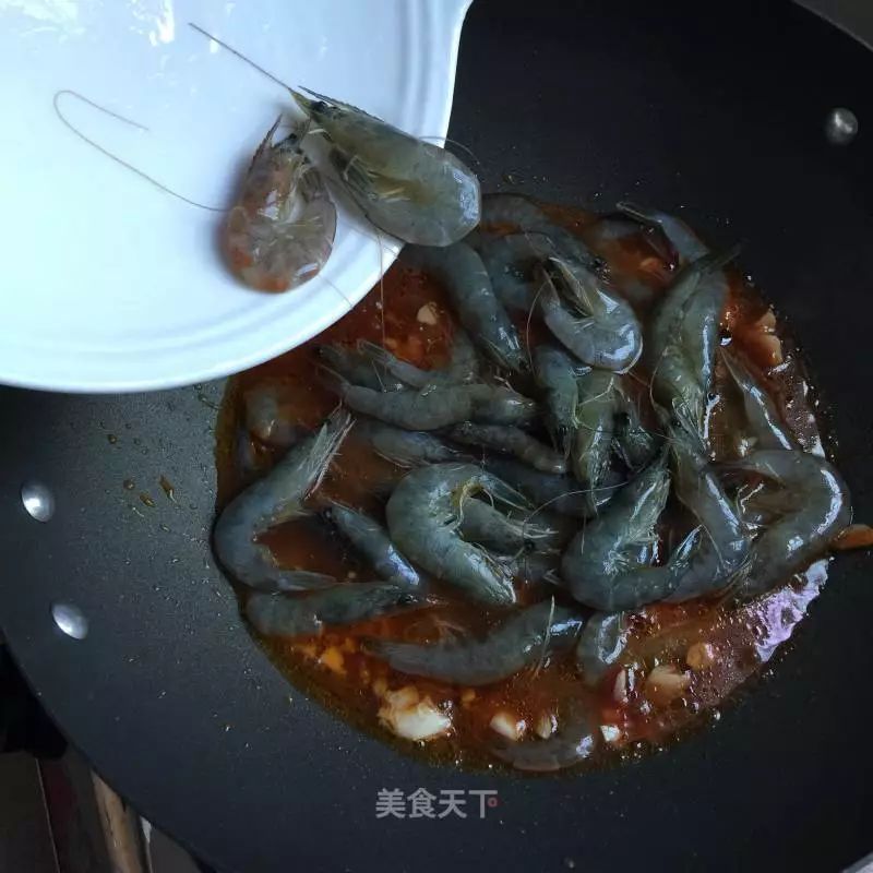 茄酱焖虾：壳酥肉嫩，酸甜可口，一人能吃一大盘