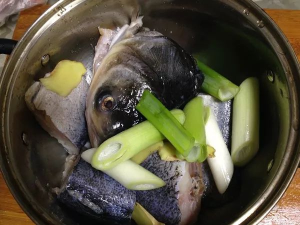 酱香胖头鱼炖豆腐，味美鲜香，下饭必备！