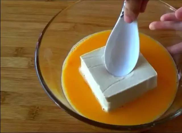 一整块豆腐扔到蛋液里，勺子一压、筷子一搅，一次3个不够吃