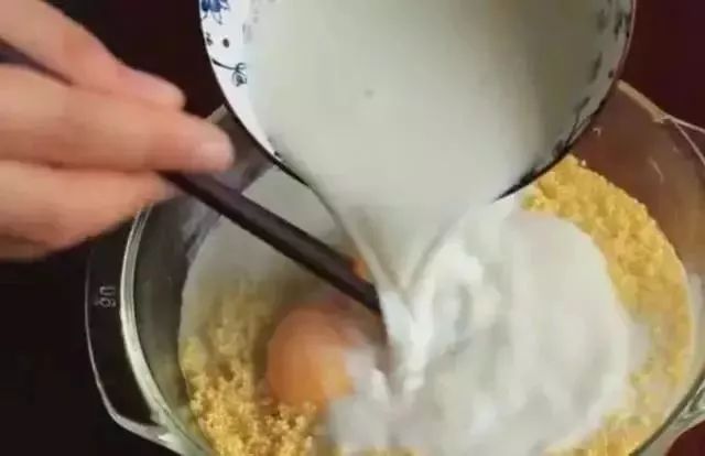 小米别再熬粥了，放个鸡蛋，好吃又解馋!
